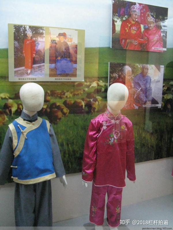服饰 下图,前为男女孩传统服装,上左照片:为锡伯族女子和男子传统服饰