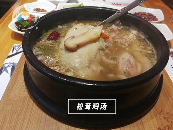 先喝汤再吃肉,鸡汤怎么炖更有营养?松茸和虫草菇都很霸道