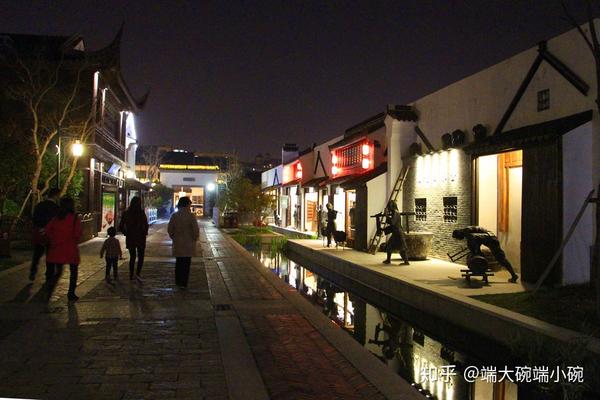 斜塘老街,其中一条小吃街夜景