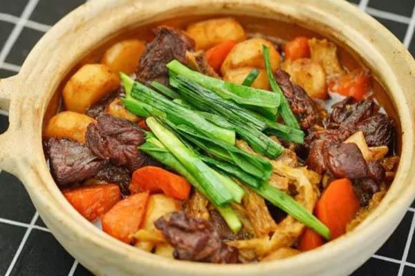 风苼食堂广式羊肉煲