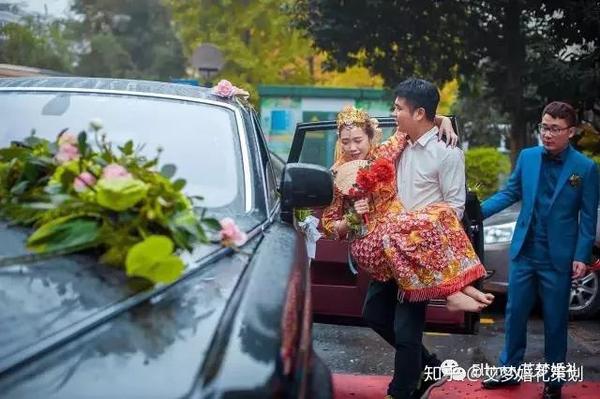 尽量避免自己走下去,最好在伴娘或新郎的协助下慢慢走,避免发生新娘踩