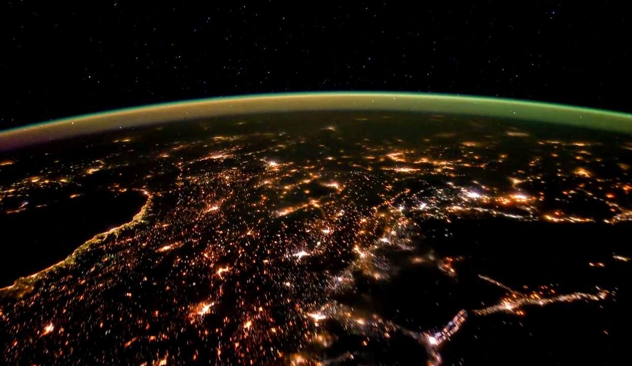 从太空中俯瞰地球,看看能不能找到你的家乡