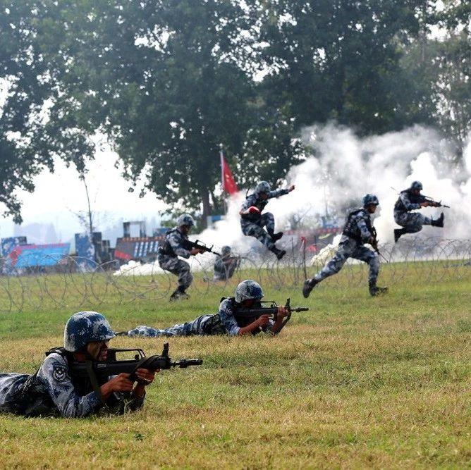 每滴血都写满忠诚这就是空降兵军旅诗人眼中的战士