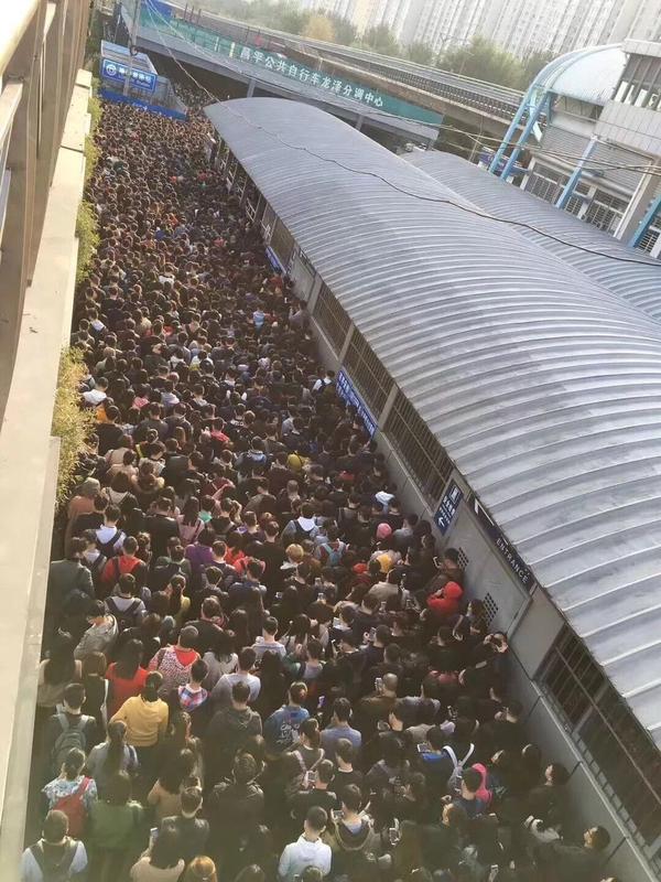 16 北京地铁13号线龙泽站.早高峰,排队进站的升级版,排队排到天桥上.