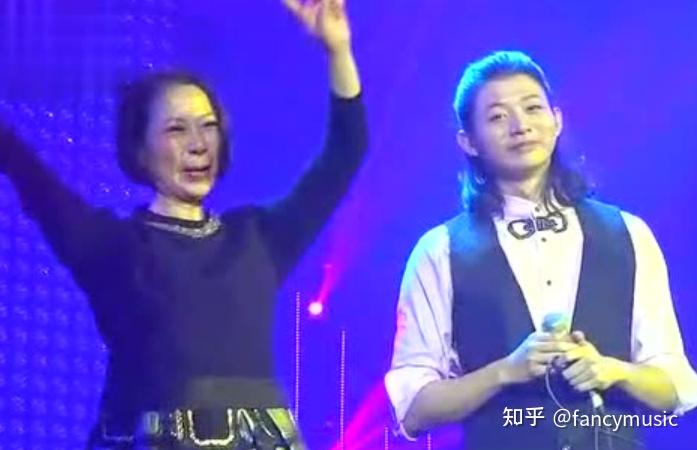 虽然霍尊的道歉声明排在第一位的就是母亲,但是这件事对仲小萍的伤害