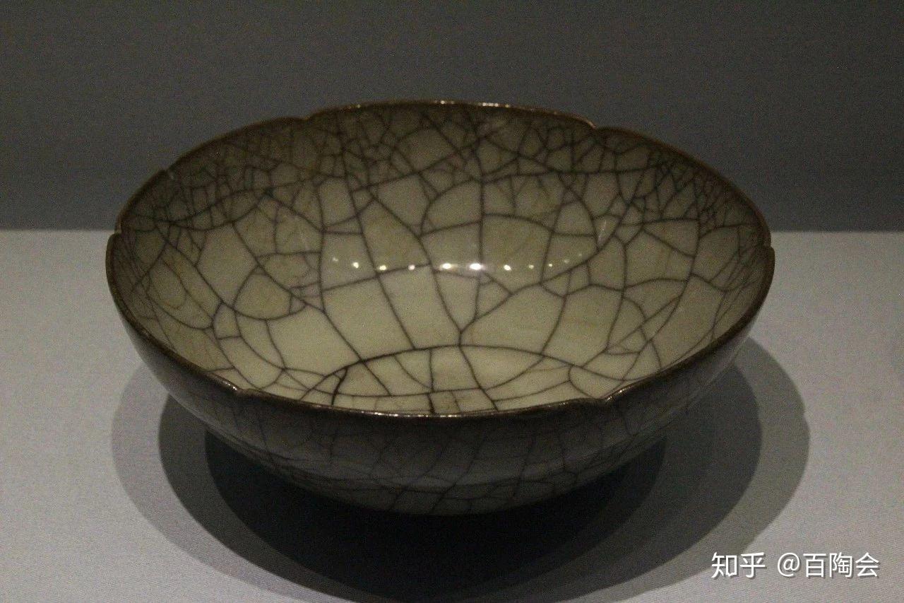 重要的是,他还当明代仿哥窑瓷认为是传世产品,并为之题诗.