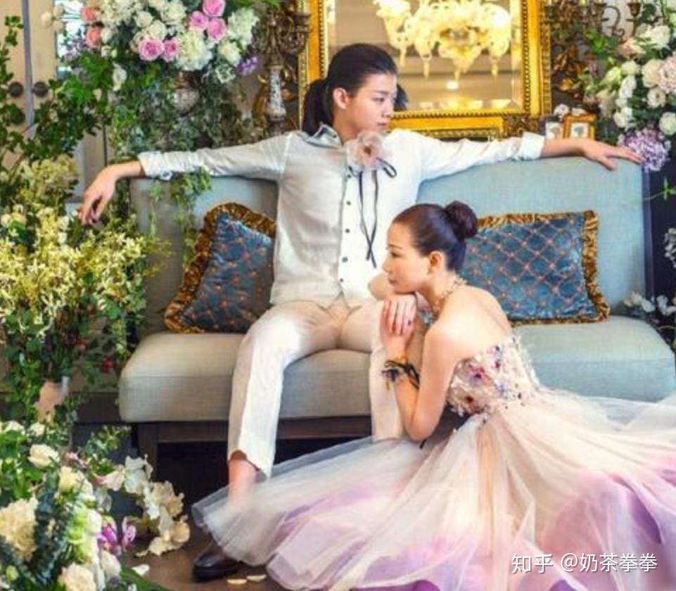 董洁把亲子照拍成"婚纱照",动作亲密引争议,网友:儿大