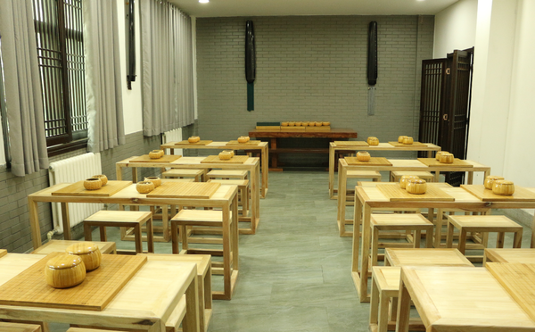 围棋系有能同时容纳200人的围棋教室2个,多媒体教学教室1个.