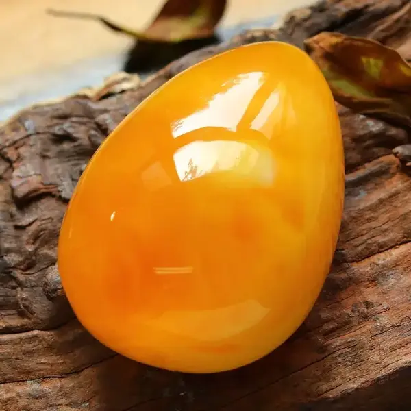 琥珀蜜蜡品种分类篇:鸡油黄蜜蜡的颜色,纹理,透明度以及鸡油黄蜜蜡的