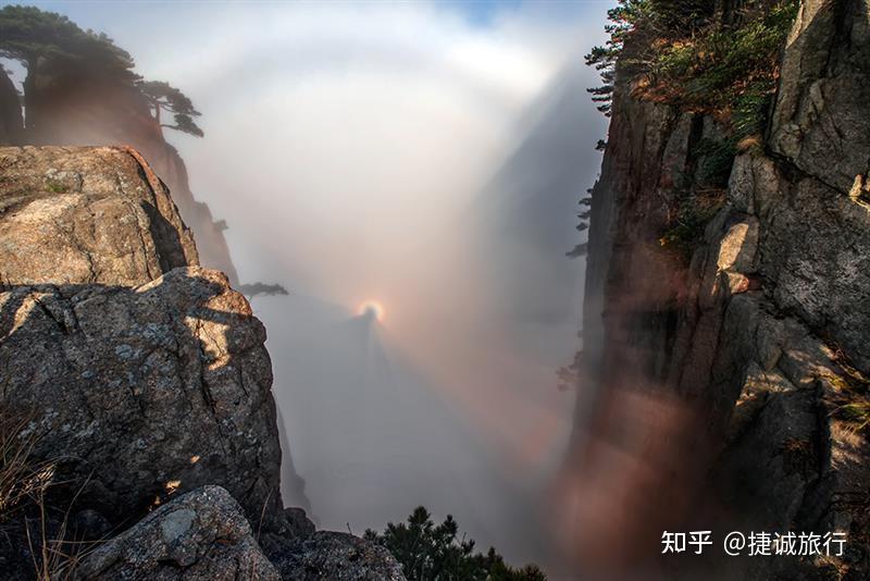 看佛光的最佳地点:天都峰,莲花峰,光明顶,始信峰,芙蓉峰,翠微峰等处