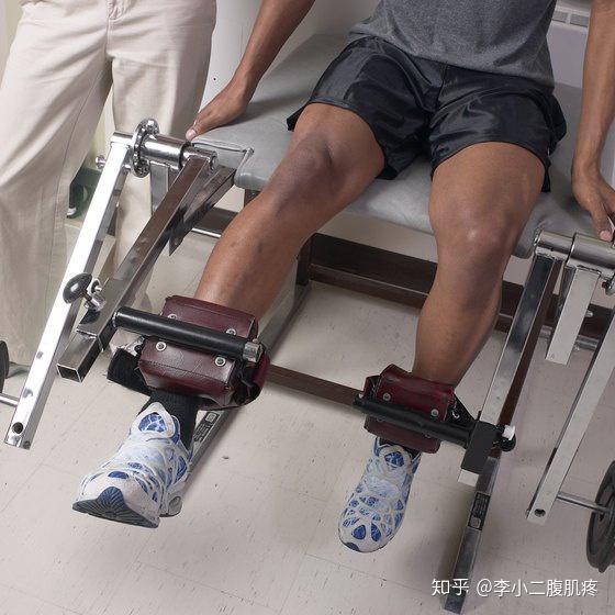 坐姿腿屈伸并不会把膝盖"炸飞",练股直肌选它没错.