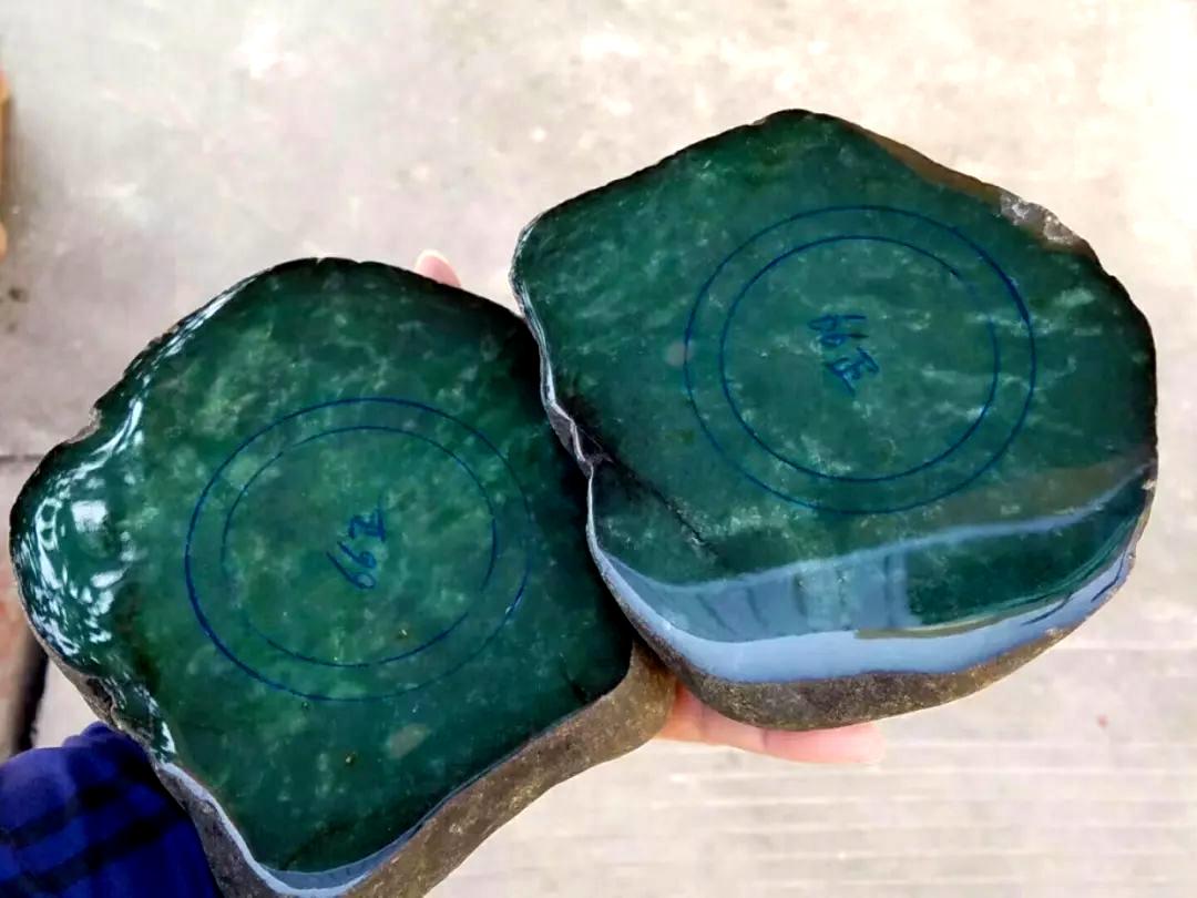 翡翠原石:一块老场格应角油青种翡翠原石的美