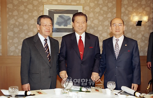 大中(原和平民主党总裁),副总裁兼事务总长金泳三(原统一民主党总裁)