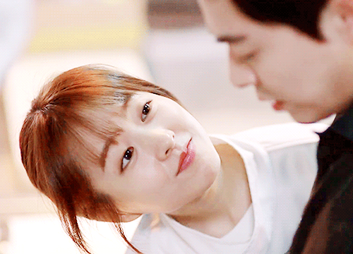 女生生气了,她动态写着你要是能体会到我的难过就好了