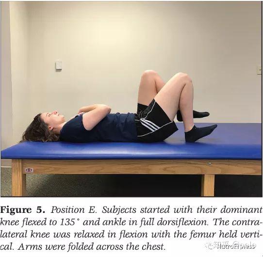 05主导腿屈膝135度 足背屈,另外一条腿屈膝放松