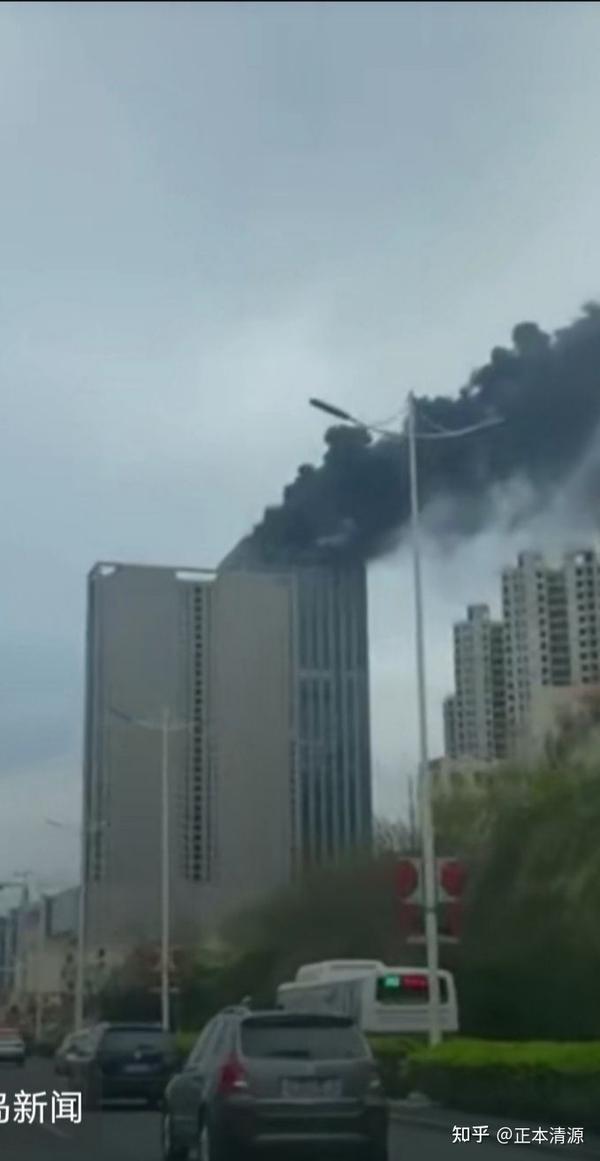青岛金鼎大厦着火,现场多辆消防车开展救援
