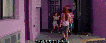 鲍比也是电影中的灵魂人物,他负责社区里大大小小的事务.