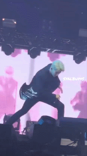 会跳舞到现在跳的非常棒,从韩语说不顺到流利的不得了,霖霖真的很努力