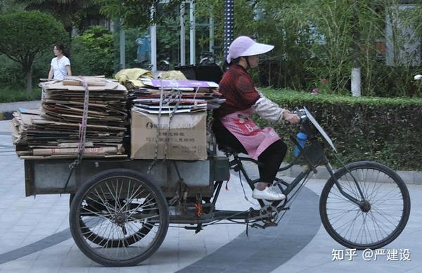 谋生不易桥头拉架子车的拾荒大妈严建设