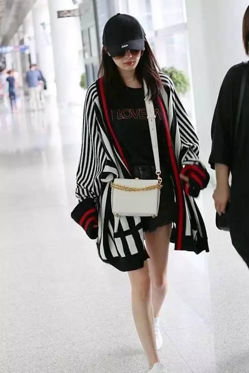 杨幂在她的机场时装秀里面背了,第一眼就看到了包包.