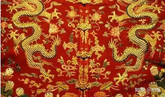 帝君的服饰,不是哪一个时代的衣服,也不是单单一个民族的衣服.