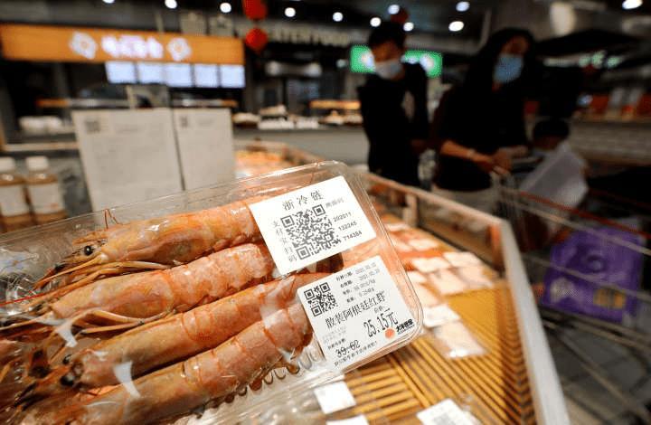 今年年初,浙江杭州居民在店选购的进口冷链食品,可通过扫描食品包装