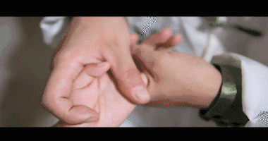 3-5遍 穴位:四横纹即食,中,无名,小指第一指节关节横纹处.