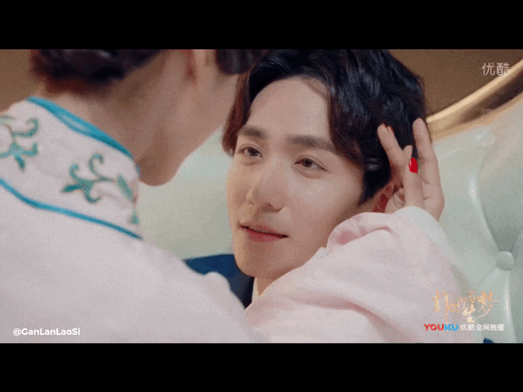 龙哥之前接的角色都比较正气,甚至一股仙气,虽有吻戏,但丝毫不觉得吻