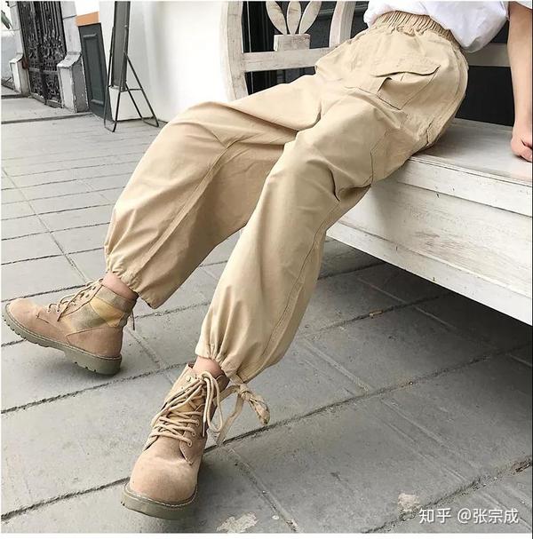 卡其色工装裤搭配什么颜色上衣和鞋子呢?