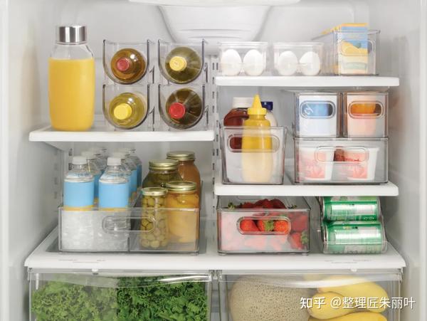 一个摆放整齐的冰箱会让做饭变得更容易.