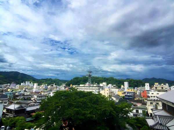 也?瞧见宇和岛城了!居然在对面的山头儿上.