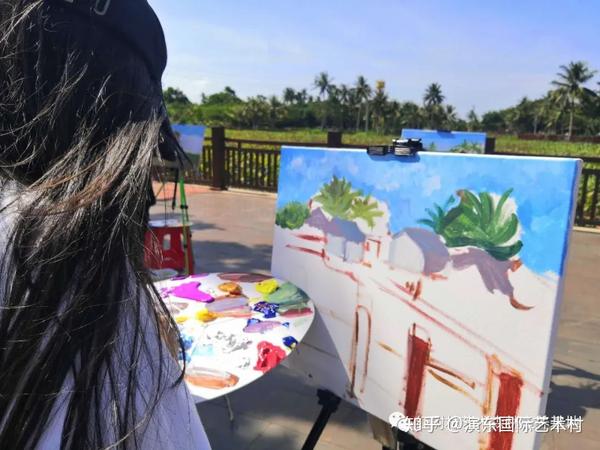 写生初体验,海口经济学院附属艺术学校师生走进芳园国际艺术村