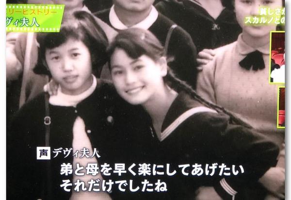 身穿初中校服,扎长辫的七保子