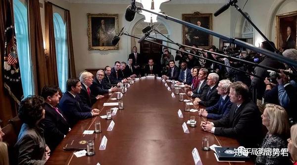 (美国总统特朗普和内阁成员开会)