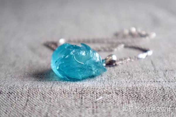海蓝宝石的特征是天蓝色,海蓝色,玻璃光泽,包裹体少,洁净,透明,具弱