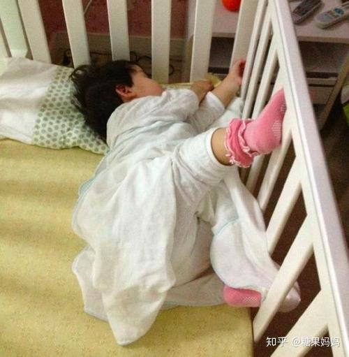 除了保证床单被罩干净卫生,还要保持宝宝睡眠区域的绝对整洁, 多余