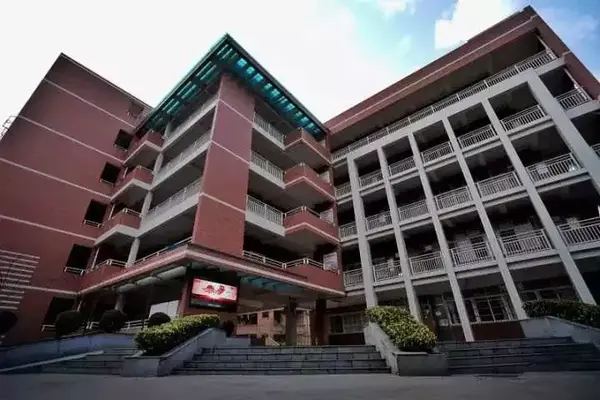 广州市黄埔军校纪念中学是由黄埔区教育局与广州市第六中学合办的一