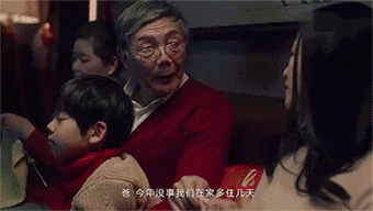 之后 看着看着 眼泛泪光 许多网友拍下了自己突然回家 亲人意外的反应