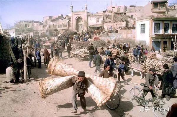 1988年新疆历史老照片:图为新疆的木柴交易市场.