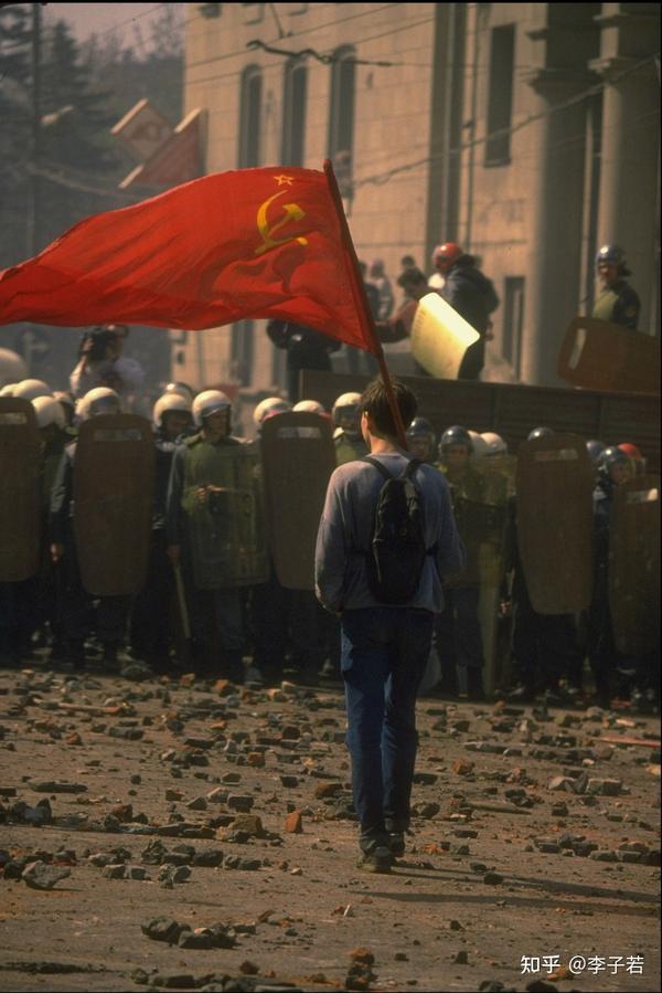 一个孤独的少年肩扛红旗面对一群防爆警察,有"虽千万人吾往矣"的感觉.