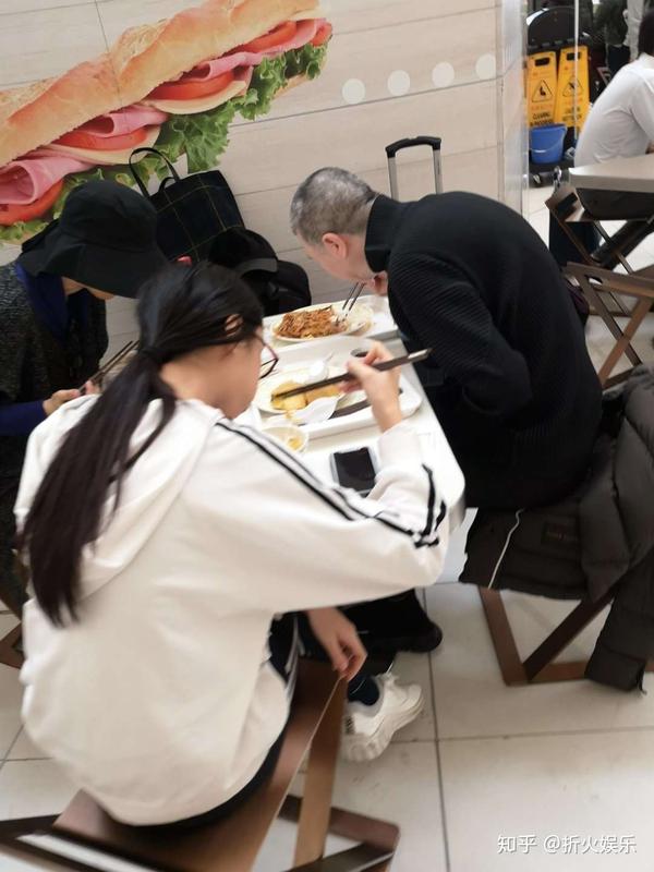 冯小刚徐帆机场吃饭,养女徐朵低头看手机,冯小刚一招让她转视线