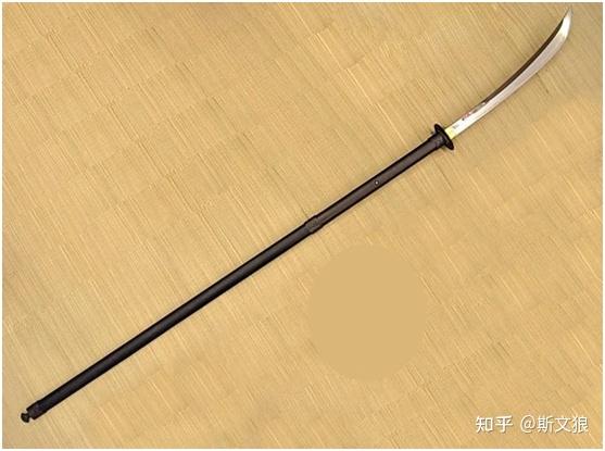 日本亦有长柄大刀,其长几与矛等,约在八尺左右,刃长约二尺左右.