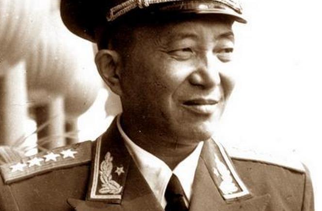 年晋升少将),军区政治部副主任段思英大校(1961年晋升少将)任副指挥