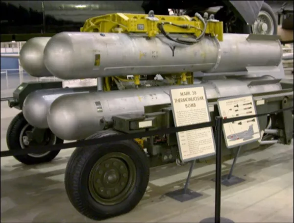 f-84f"雷电喷气"和日后的f-100"超佩刀"战斗机具备携带战术核弹的能力