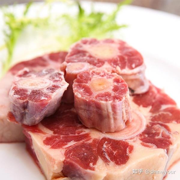 牛的尾部,有奶白色的脂肪和深红色的肉,肉和骨头的比例相同,营养价值