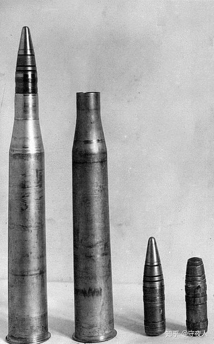 图为将25毫米高炮弹头装入37毫米弹药药筒的炮弹