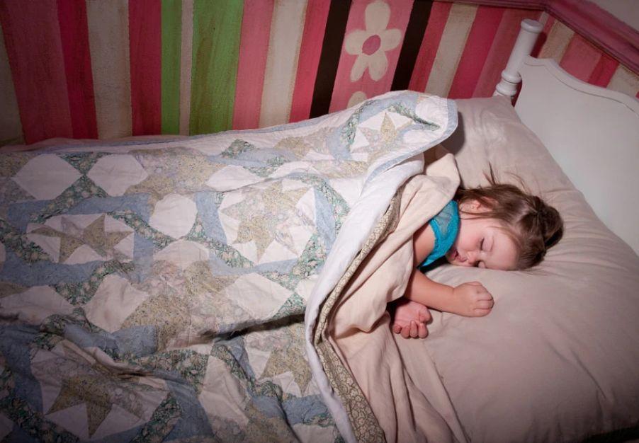 寒潮已至担心宝宝睡觉着凉感冒家长如何给娃盖被子