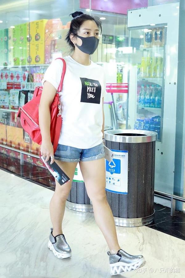 何洁不肯服矮1米57机场t恤配短裤穿出好比例腿也细了一圈