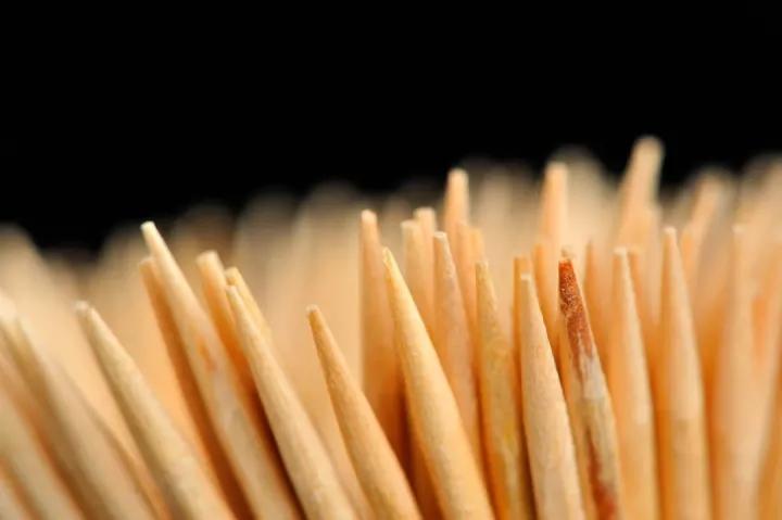 中国人餐后使用牙签的一个小习惯,正在悄悄毁掉牙齿…赶紧纠正!