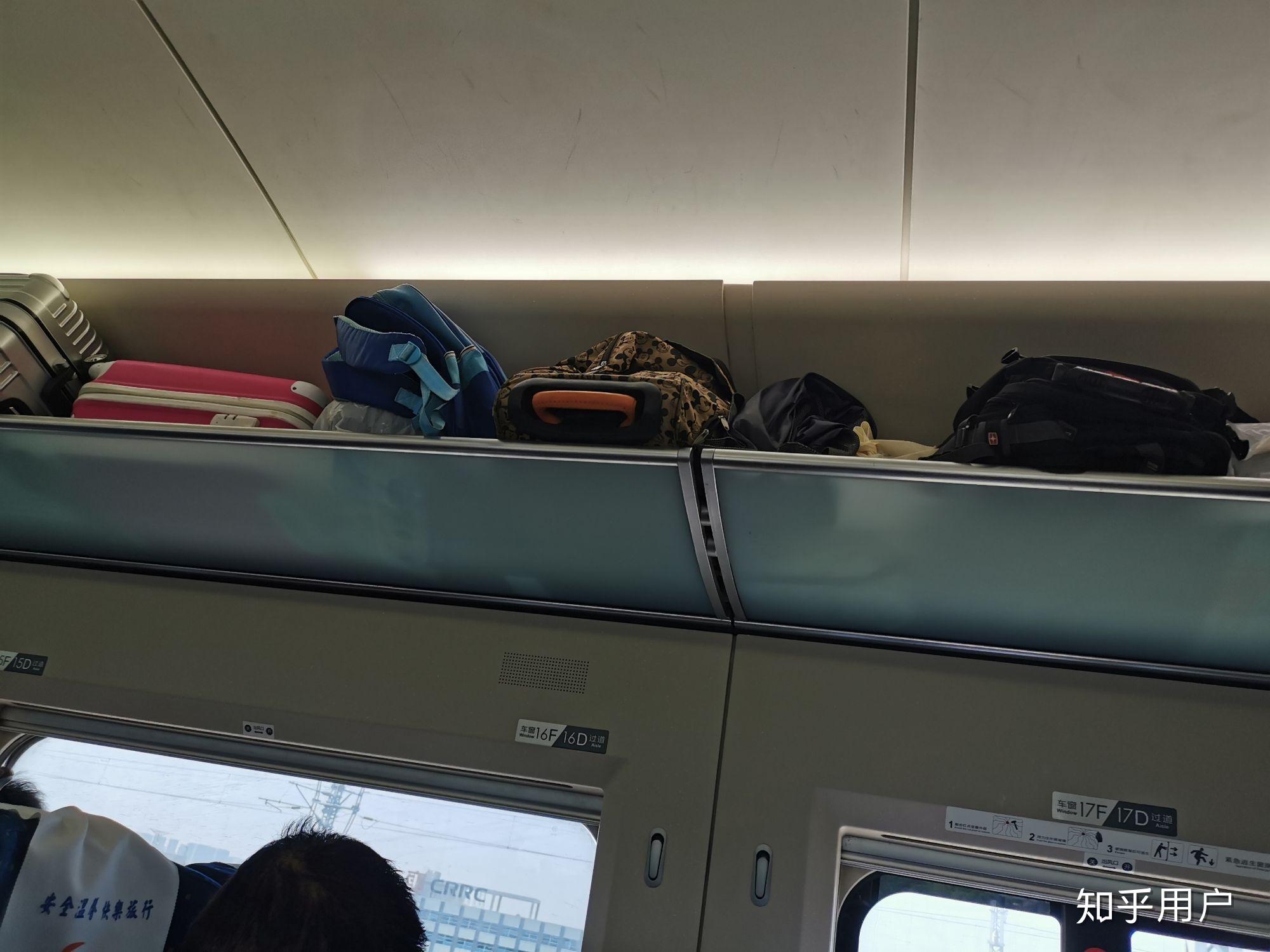 坐高铁座位上行李架被占我拿下来放我的行李被骂不懂先来后到还骂我沙